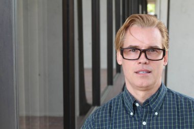 Sokakta siyah gömlekli yakışıklı bir adamın yakın plan portresi.