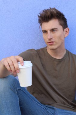 Kahveli, mavi gözlü, kendinden emin, kuzeyli sarışın bir erkek.