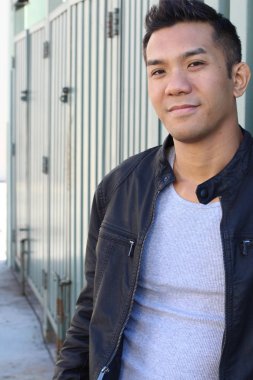 Caddedeki melez yakışıklı genç adamın yakın plan portresi.