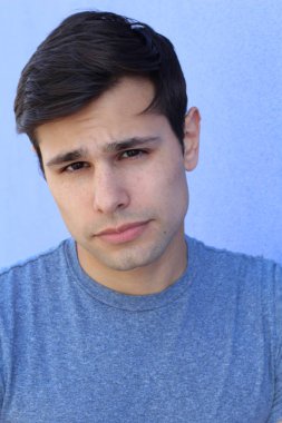 Yakından çekilmiş, sıradan giyinmiş genç bir adamın portresi.