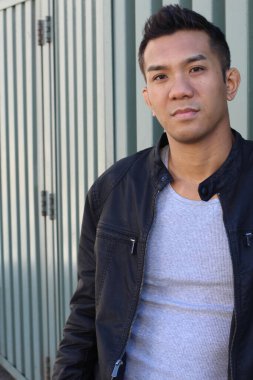 Caddedeki melez yakışıklı genç adamın yakın plan portresi.