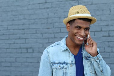 Yakışıklı, Afro-Amerikan bir adamın günlük kıyafetlerle sokakta telefonla konuşmasının yakın çekimi.