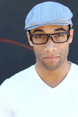 Yakışıklı, Afro-Amerikan bir adamın sokakta günlük kıyafetlerini çekerken yakın plan fotoğrafı.