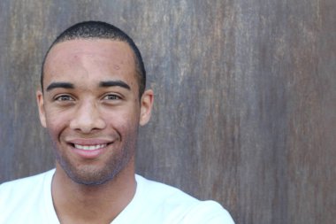 Yakışıklı, Afro-Amerikan bir adamın sokakta günlük kıyafetlerini çekerken yakın plan fotoğrafı.