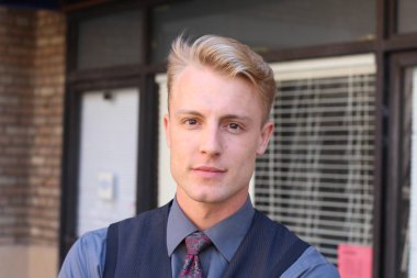 İngiliz centilmen güzellik konsepti. Dışarıda poz veren genç ve yakışıklı bir adamın portresi.