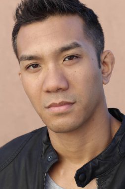 Caddedeki melez yakışıklı genç adamın yakın plan portresi.