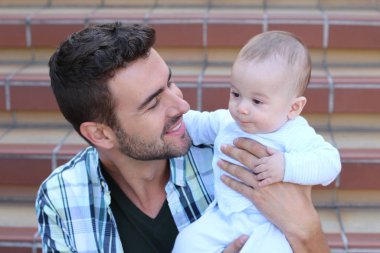 Merdivenlerde oturan melez aile yakınlaşması. Baba ve yeni doğan bebeğin portresi 