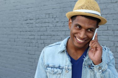 Yakışıklı, Afro-Amerikan bir adamın günlük kıyafetlerle sokakta telefonla konuşmasının yakın çekimi.