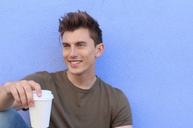 Kahveli, mavi gözlü, kendinden emin, kuzeyli sarışın bir erkek.