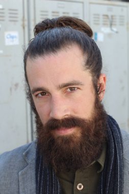 Tarz sahibi sakallı hippi modeli. Erkek saç stili, sokakta yaşam tarzı, tarlanın derinliği.