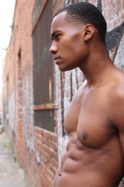 Yakışıklı, üstsüz, Afro-Amerikan bir gencin yakın plan portresi.