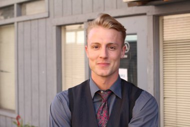 İngiliz centilmen güzellik konsepti. Dışarıda poz veren genç ve yakışıklı bir adamın portresi.