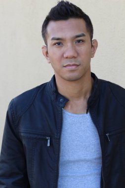 Caddedeki melez yakışıklı genç adamın yakın plan portresi.