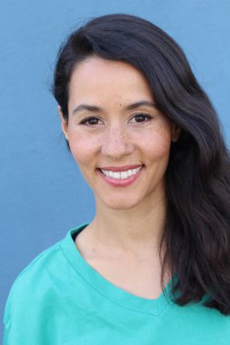 Kopya alanı ile gülümseyen genç bir İspanyol kadının portresi.