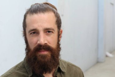 Tarz sahibi sakallı hippi modeli. Erkek saç stili, sokakta yaşam tarzı, tarlanın derinliği.