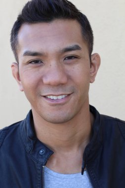 Deri ceketli, melez bir gencin yakın plan portresi.