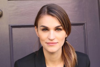 Gündüz vakti Sokakta Duran İş kadınının Portresi