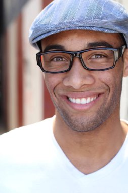 Yakışıklı, Afro-Amerikan bir adamın sokakta günlük kıyafetlerini çekerken yakın plan fotoğrafı.