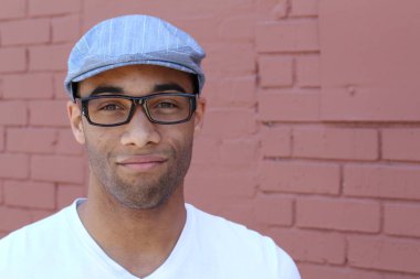 Yakışıklı, Afro-Amerikan bir adamın sokakta günlük kıyafetlerini çekerken yakın plan fotoğrafı.