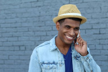 Yakışıklı, Afro-Amerikan bir adamın günlük kıyafetlerle sokakta telefonla konuşmasının yakın çekimi.