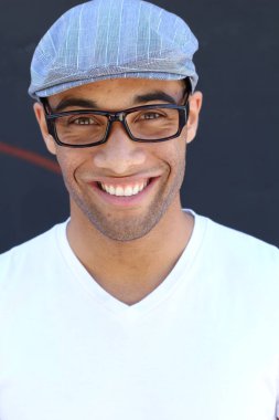 Yakışıklı, Afro-Amerikan bir adamın sokakta günlük kıyafetlerini çekerken yakın plan fotoğrafı.