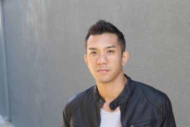 Deri ceketli, melez bir gencin yakın plan portresi.