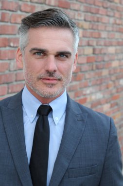 Yakışıklı, olgun iş adamının sokaktaki yakın çekimi.