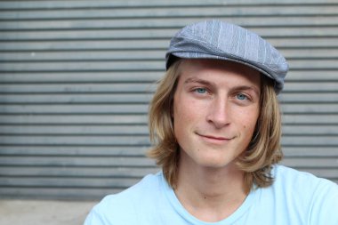 Sokakta uzun saçlı yakışıklı ve şık bir adamın yakın plan portresi.