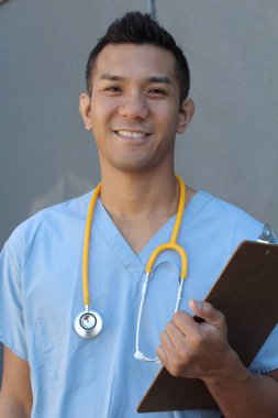 Caddedeki melez genç doktorun yakın plan portresi.