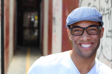 Yakışıklı, Afro-Amerikan bir adamın sokakta günlük kıyafetlerini çekerken yakın plan fotoğrafı.