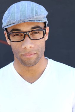 Yakışıklı, Afro-Amerikan bir adamın sokakta günlük kıyafetlerini çekerken yakın plan fotoğrafı.