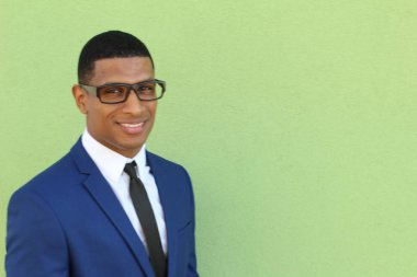 Mavi takım elbiseli yakışıklı genç işadamının yakın plan portresi.