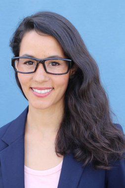 Güzel esmer tasarımcı kameraya gülümseyen gözlükler takıyor.