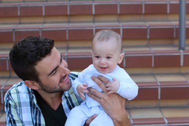 Merdivenlerde oturan melez aile yakınlaşması. Baba ve yeni doğan bebeğin portresi 