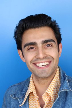 Sokaktaki yakışıklı melez adamın yakın plan portresi.