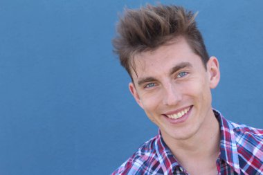 Kendine güveni tam, mavi gözlü, sarışın bir erkek.