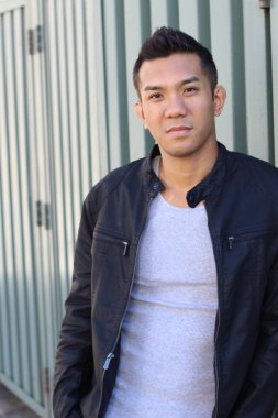 Caddedeki melez yakışıklı genç adamın yakın plan portresi.