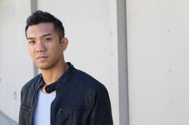 Deri ceketli, melez bir gencin yakın plan portresi.