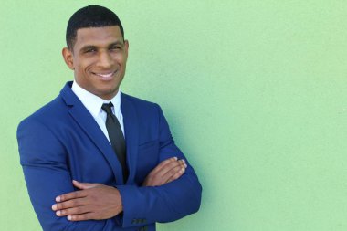 Mavi takım elbiseli yakışıklı genç işadamının yakın plan portresi.