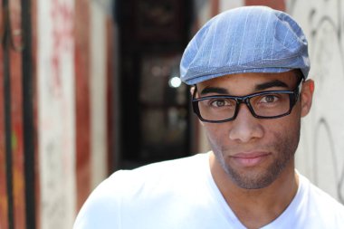 Yakışıklı, Afro-Amerikan bir adamın sokakta günlük kıyafetlerini çekerken yakın plan fotoğrafı.