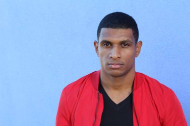 Kırmızı ceketli yakışıklı Afrikalı Amerikalı adamın yakın plan portresi.