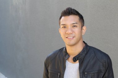 Deri ceketli, melez bir gencin yakın plan portresi.