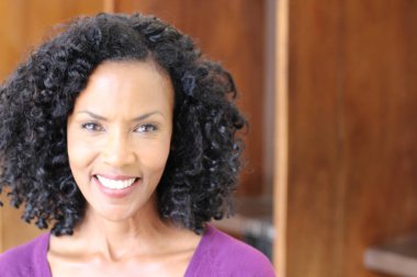 Eflatun ceket giyen muhteşem son sınıf Afrikalı Amerikalı kadın. 