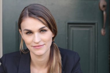 Gündüz vakti Sokakta Duran İş kadınının Portresi