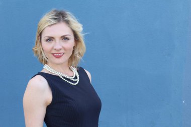 Şık, sarışın, sıradan saç stili ve akşam makyajlı bir kadının güzel portresi. İnci takan kadın