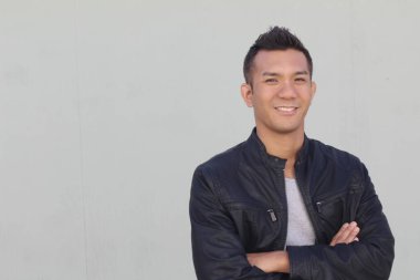 Caddedeki melez yakışıklı genç adamın yakın plan portresi.