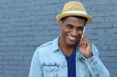 Yakışıklı, Afro-Amerikan bir adamın günlük kıyafetlerle sokakta telefonla konuşmasının yakın çekimi.