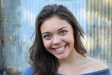 Açık havada duran melez üniversite öğrencisinin portresi.