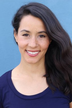 Kopya alanı ile gülümseyen genç bir İspanyol kadının portresi.