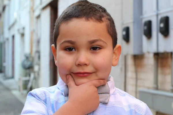Εξωτερικό Πορτρέτο Του Χαριτωμένο Μικρό Αγόρι Ακούει Παπιγιόν — Φωτογραφία Αρχείου